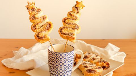 So einfach gelingen Blätterteig-Tannenbäume am Spieß – perfekt als süßer oder herzhafter Hingucker für deine Adventszeit!