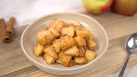 Mit Äpfeln, Zimt und wenig Aufwand zauberst du im Airfryer ein köstliches Dessert.