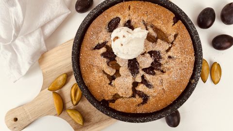 Saftiger Zwetschgen-Cobbler frisch aus dem Ofen – so einfach kannst du das köstliche Dessert mit Vanilleeis selbst backen.