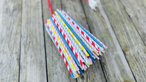 Lampenschirm aus bunten Strohhalmen basteln: Mit wenig Aufwand und ein paar Materialien bringst du Farbe und Kreativität in dein Zuhause.