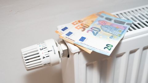 Mit diesen 15 Tipps aus dem Artikel senkst du deine Heizkosten in der Mietwohnung und schonst so deinen Geldbeutel.