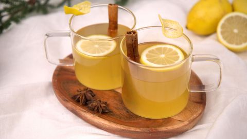 Limoncello im Winter? Na klar! Mit diesem Rezept zauberst du dir einen leckeren, winterlichen Hot Limoncello.