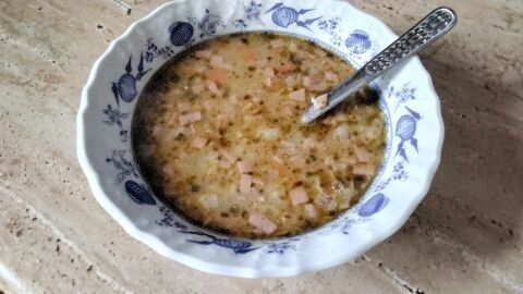 Deftige Chorizo-Suppe mit Gemüse und Kartoffeln, schön warm serviert und perfekt für die kalten Tage.