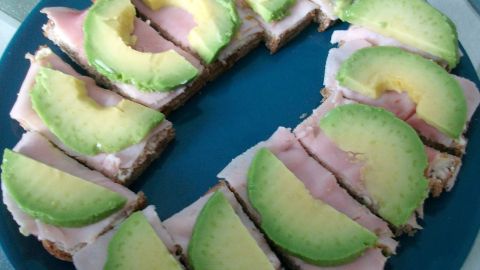 Trüffelbutter und Avocado für die Brotzeit: Super schnell zubereitet, mit wenig Zutaten. Etwas Honig könnte man noch ergänzen.