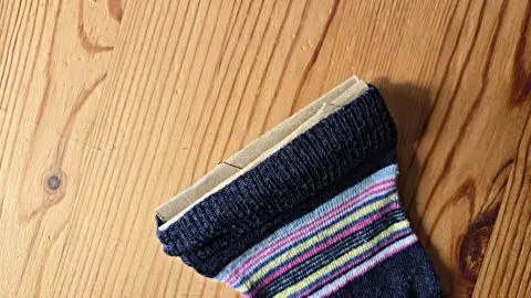 Mit einem St&uuml;ck Karton kannst du den Bund deiner Socken weiten und so unangenehme Druckstellen vermeiden.