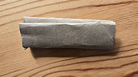 Mit einer einfachen Papprolle, wie im Bild, kannst du den Sockenbund weiten und Druckstellen an den Kn&ouml;cheln vermeiden.