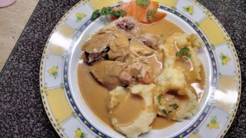 Hasenbraten in Rahmsoße, sehr zartes Fleisch, dazu ein klassisches Kartoffelpüree.