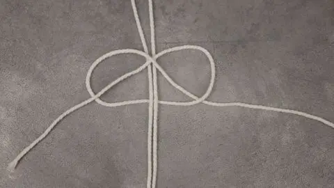 So bindest du den ersten Knoten f&uuml;r ein Makramee-Skelett, perfekt als DIY-Halloweendeko laut Anleitung im Artikel.