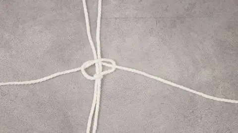 Ziehe den Knoten gleichm&auml;&szlig;ig zusammen, bevor du mit dem n&auml;chsten Knoten weitermachst.