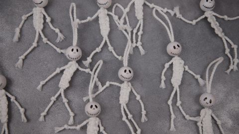 Sichere dir gruselige Halloweenstimmung mit diesen selbstgemachten Makramee-Skeletten als Deko.