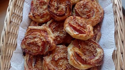 Luftige Schinken-Käse-Schnecken aus Blätterteig, perfekt zum Snacken oder fürs Buffet – hier findest du das einfache Rezept dazu.