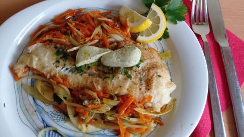 So bereitest du Steinbeißer-Filet mit Gemüse und Kartoffeln ganz einfach zu – ein leckeres Fischgericht für dein nächstes Mittagessen.