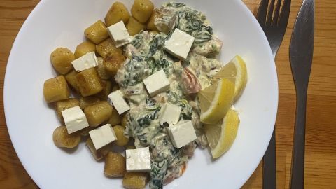 Leckere Spinat-Frischkäse-Soße zu gebratenen Gnocchi, verfeinert mit etwas Zitrone und Fetakäse.