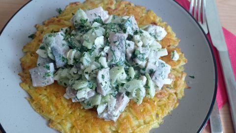 Cremiger Matjessalat mit Rösti aus Kartoffeln – probiere diese Kombination aus dem Rezept für ein raffiniertes Fischgericht!