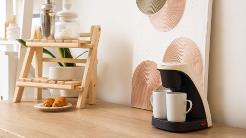 Mit einer liebevoll eingerichteten Kaffee-Ecke startest du stilvoll und praktisch in den Tag – alles griffbereit am Morgen.