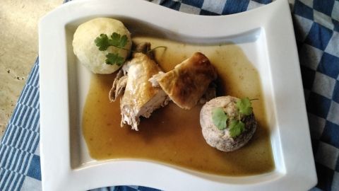 Saftiger Sonntagshahn aus dem Ofen mit leckeren Klößen und kräftiger Soße – so gelingt dir ein klassisches Sonntagsessen. Saftiger Sonntagshahn aus dem Ofen mit leckeren Klößen und kräftiger Soße – so gelingt dir ein klassisches Sonntagsessen.