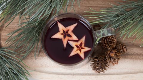 Kinderpunsch mit Früchtetee, Säften und Gewürzen ganz einfach selbst zubereitet – alkoholfreier Winterdrink, dekoriert mit Sternen aus Apfelscheiben.