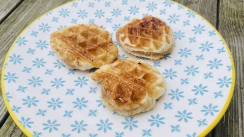 Kleine Mini-Zimtschnecken aus Hefe- oder Blätterteig selbstgemacht, einfach und schnell aus dem Waffeleisen.