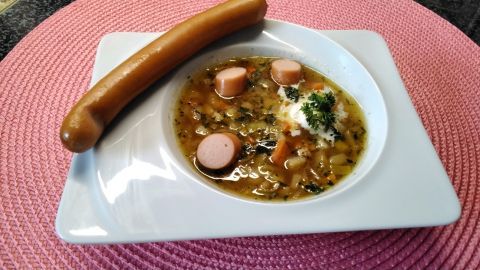 Eine schnelle Suppe mit Wiener Würstchen klein geschnittenem Gemüse wie Karotte, Sellerie, Petersilienwurzeln und Kräuter. Eine schnelle Suppe mit Wiener Würstchen klein geschnittenem Gemüse wie Karotte, Sellerie, Petersilienwurzeln und Kräuter.
