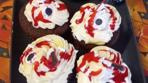Schaurige Halloween Muffins mit Frischkäse-Frosting und Deko – ein echter Hingucker auf dem Buffet! Schaurige Halloween Muffins mit Frischkäse-Frosting und Deko – ein echter Hingucker auf dem Buffet!