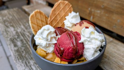 Hier könnt ihr meine fertige Tutti Frutti Eis Bowl sehen. Ich muss sagen, das war wieder mal sehr lecker. Hier könnt ihr meine fertige Tutti Frutti Eis Bowl sehen. Ich muss sagen, das war wieder mal sehr lecker.