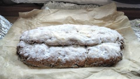 Saftiger Mandelstollen mit feinem Rosenwasser, frisch gebacken und mit Puderzucker bestäubt – das perfekte Rezept für die Adventszeit.