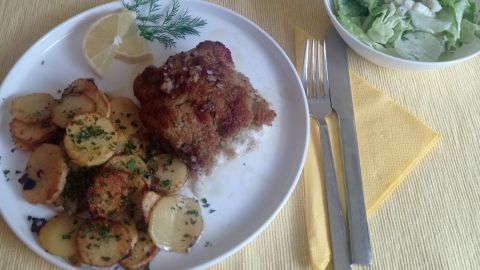 Angerichtet wird das Kabeljaufilet à la Bordelaise zusammen mit Kartoffeln und einem frischen Salat als Beilage.