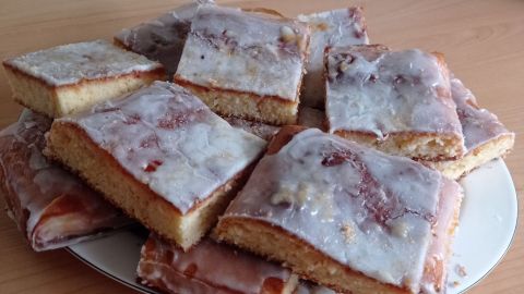 Lust auf saftigen Zitronenkuchen vom Blech? Mit diesem Rezept gelingt dir der Klassiker locker und dazu noch mit leckerem Zuckerguss!