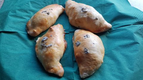 Saftige Fleischpasteten aus dem Ofen – so einfach bereitest du die goldbraunen Snacks nach diesem Rezept selbst zu.