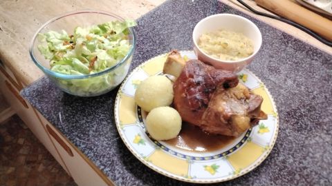 Knusprige Schweinshaxe isst man nicht jeden Tag, dafür braucht man schon einen besonderen Anlass. Zu meiner gab es Knödel und Salat.