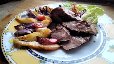 Karamellisierte Zwiebel-Birne trifft auf zart gebackene Kalbsleber – probier diese raffinierte Geschmackskombination wie im Artikel gezeigt.