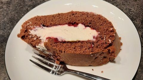 Bei dieser leckeren Schokobiskuitrolle muss man sich gehörig anstrengen, um nicht ein zweites Stück zu vernaschen.