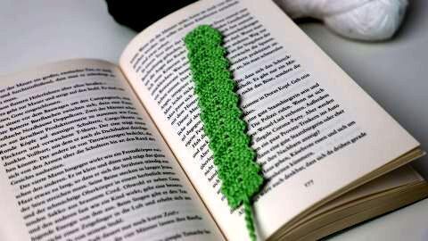 Mit dieser einfachen Häkelanleitung für Anfänger häkelst du dir schnell ein schönes, praktisches Lesezeichen.