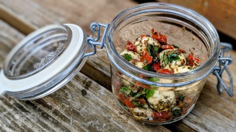 So einfach machst du eingelegte Mini-Mozzarella selbst: Basilikum, Tomaten und Mozzarella im Glas für deine nächste Party.