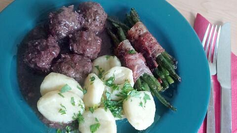 Lamm-Hackbällchen mit Gnocchi, dazu grüne Bohnen im Speckmantel – hier findest du das passende Rezept für dieses Gericht.