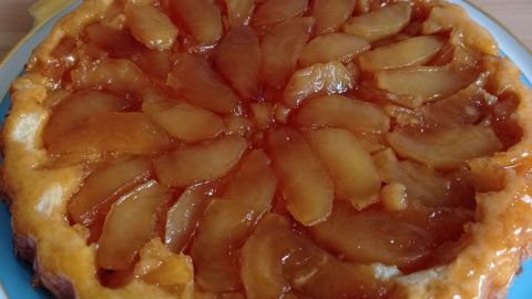Französische Tarte Tatin: Saftige karamellisierte Äpfel und knuspriger Teig machen diesen Apfelkuchen zum besonderen Genuss.
