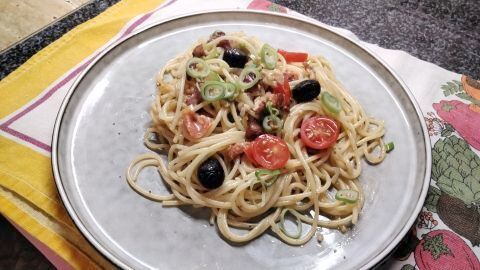 Die One Pot Spaghetti aus Resten gehen super flott, denn nur eine Kasserolle und ein Sieb wird benötigt – alles in einem Topf zubereitet.