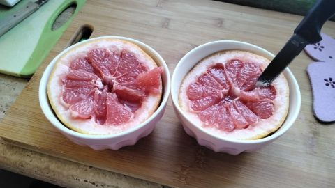 Eine Grapefruit zu schneiden, ist manchmal gar nicht so einfach. Im Hotel bekommt man diese schon geschnitten serviert.