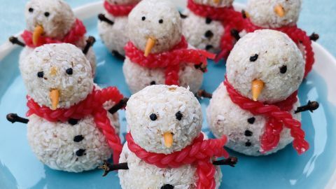 Süße Schneemann-Pralinen aus Kokos und gezuckerter Kondensmilch selbstgemacht.