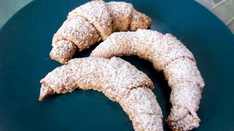 Mandelhörnchen mit Zimt: Locker, saftig und mit Puderzucker bestäubt – so gelingen dir diese feinen Hörnchen wie im Rezept beschrieben.