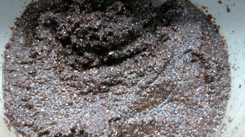 So kannst du Dünger für deine Zimmerpflanzen ganz einfach selber machen – mit Zutaten, die du schon zu Hause hast.