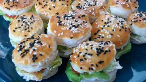 Belegte Blätterteig-Häppchen: Eine hübsche und zudem auch leckere kleine Vorspeise, die auch gerne unter die Kategorie Fingerfood fällt.