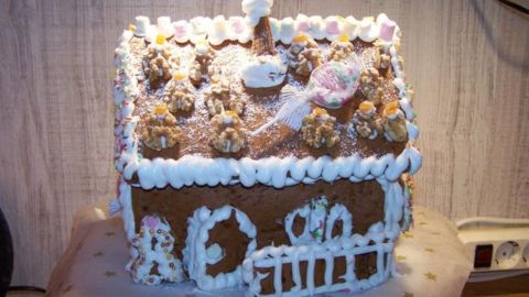 So kannst du ein märchenhaftes Lebkuchenhaus selber machen, da kann man schon stolz sein – viel Arbeit, aber auch Spaß!