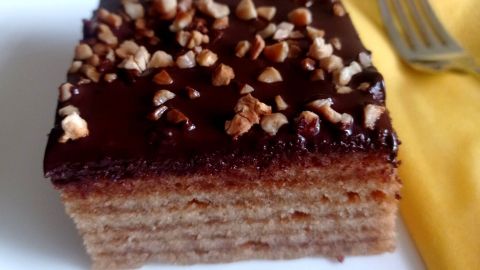 Baumkuchen vom Blech: Saftiger Schichtkuchen mit Schokolade und Nüssen – so gelingt dir das beliebte Rezept auch zu Hause.