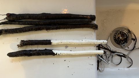 Am einfachsten bereitet man die Schwarzwurzeln seitlich neben dem Spülbecken zu. So gibt es durch den milchigen Saft keine Flecken.