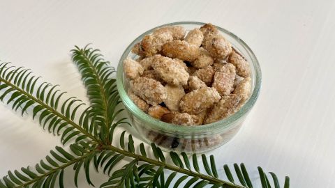 Gebrannte Mandeln aus dem Airfryer: So einfach gelingen dir die knusprigen Süßigkeiten zu Hause, perfekt für die Weihnachtszeit.