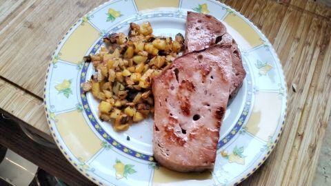 Bratkart&ouml;ffelchen und dazu Leberk&auml;se gebraten. In vielen Regionen sagt man auch Fleischk&auml;s.