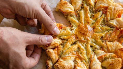 Weihnachtliches Fingerfood: Von Pizza-Bl&auml;tterteig-Stern bis Schoko-Marzipan-Tannenzapfen &ndash; bei diesen 7 Rezeptideen ist f&uuml;r alle etwas dabei.