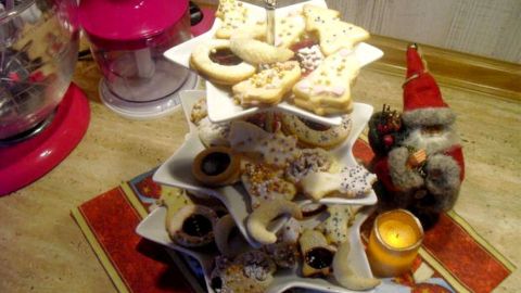 Weihnachtszeit ist Pl&auml;tzchen-Zeit. Und Butterpl&auml;tzchen mit Glasur gehen immer. Jede B&auml;ckerin oder B&auml;cker hat so sein eigenes Rezept.