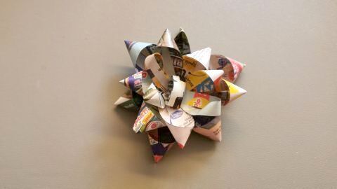 Geschenk-Schleifen selber machen: Dieser Deko-Stern aus Altpapier ist nicht nur nachhaltig, sondern verleiht euren Geschenken auch einen besonderen Touch.